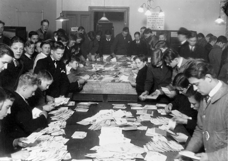 Poste de Stockholm – Postmuseum, Suède – Domaine public. https://www.europeana.eu/item/916120/pm_photo_POST003338